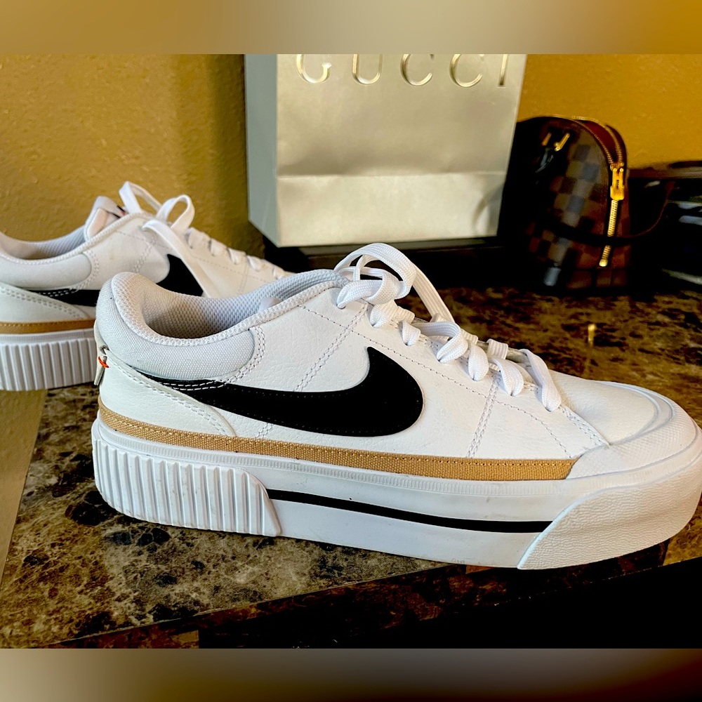 Only worn once. In great condition